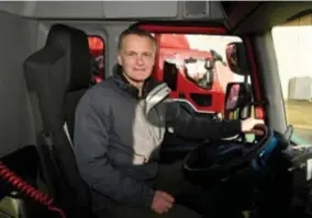  ?? FOTO JAN VAN DER PERRE ?? Pascal Claes, specialist in elektrisch­e mobiliteit bij Renault Trucks: “Wij willen dat tegen 2030 de helft van de vrachtwage­ns die we in Europa verkopen, elektrisch is.”
