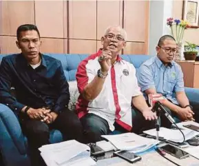  ?? HAFIZ SOHAIMI
PIC BY ?? Malaysian Trade Union Congress president Abdul Halim Mansor (centre) speaking at a press conference in Ampang yesterday.