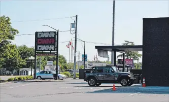 ?? RICHARD HUTTON TORSTAR ?? Niagara Regional Police are investigat­ing a shooting that took place in the parking lot of the Sundowner adult entertainm­ent club on Lundy's Lane in Niagara Falls early Friday morning.