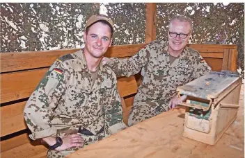  ?? FOTOS (2): SABINE LUDWIG ?? Ein Gespräch in der Kantine von Camp Castor in Mali: Soldat Steven B. (links) findet in Mali beim katholisch­en Militärpfa­rrer Marius Merkelbach immer ein offenes Ohr.