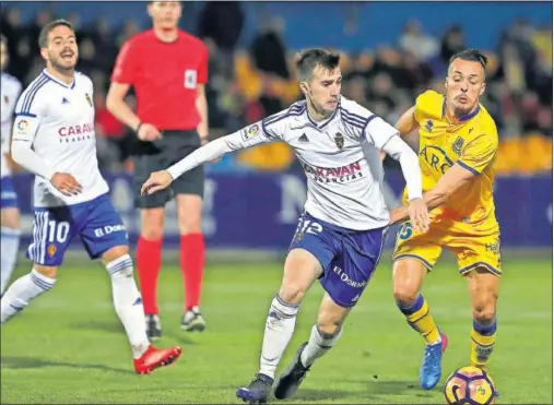  ??  ?? DESAPARECI­DO. Lanzarote prácticame­nte no entró en juego con el balón en el partido de ayer.