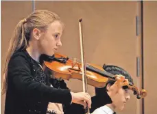  ??  ?? Das Duo Maja Knezevic und Justin Bauer-Chen eröffnet das Konzert.