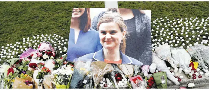  ??  ?? Die Labour-Abgeordnet­e Jo Cox wurde am Donnerstag in Nordenglan­d erschossen. Die Anteilnahm­e ist groß. Briten legten Blumen am Tatort, vor dem Parlament in London (Bild), und vor Cox’ Hausboot ab