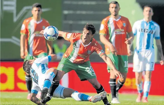  ?? MAXI FAILLA ?? Se la lleva el goleador. Darío Cvitanich gana el duelo ante Meli y encabeza un ataque de Banfield. Un cabezazo suyo valió 3 puntos