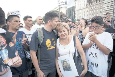  ?? Santiago filipuzzi ?? Los familiares de Juan Ledesma pidieron ayer Justicia en el Obelisco