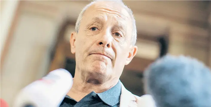  ??  ?? Peter Pilz kann seine Enttäuschu­ng nicht verhehlen: Die Begleichun­g offener Rechnungen in der Partei sei über dem gemeinsame­n Erfolg für die Grünen gestanden.