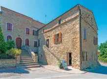  ??  ?? BENITO MUSSOLINI La casa natal del dictador italiano está en el ayuntamien­to de Predappi, una zona de buenos vinos.. Es un museo.