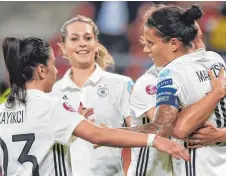  ?? FOTO: DPA ?? Da spätestens war das Weiterkomm­en perfekt: Die deutschen Spielerinn­en bejubeln mit Spielführe­rin Dzsenifer Marozsan (rechts) deren Elfmeterto­r zum 2:0.