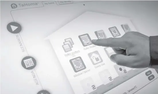  ?? Foto: Florian Schuh/dpa ?? Im Smart Home lassen sich verschiede­ne Funktionen vom Tablet oder Smartphone aus steuern – etwa die Rollläden.