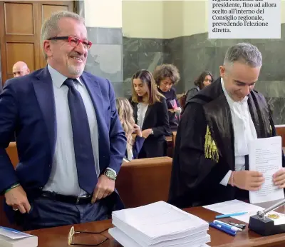  ?? (Lapresse) ?? In aula
L’ex presidente della Regione Lombardia Roberto Maroni, 63 anni, con l’avvocato Domenico Aiello, 48