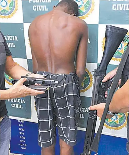  ??  ?? Dono da arma, o menor apreendido já tinha passagem pela polícia após roubo em Copacabana