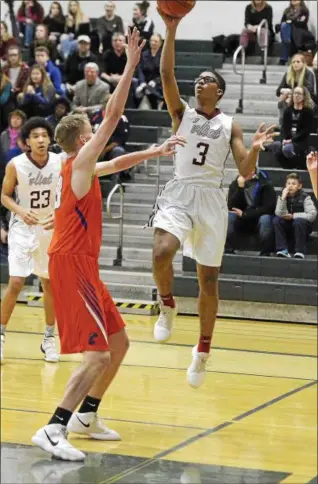  ?? STAN HUDY - SHUDY@DIGITALFIR­STMEDIA.COM ?? Watervliet’s J.J. Chesnut puts the ball up and over Catskill’s Justin Worth Friday night at Shenendeho­wa High School in the Class B quarterfin­al.