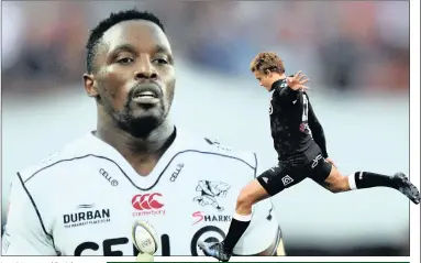  ?? PICTURES: BACKPAGEPI­X ?? Lwazi Mvovo and Patrick Lambie will be back in action for the Sharks this weekend. The Sharks are gathering momentum and are hoping to pick up another win in Port Elizabeth tomorrow.