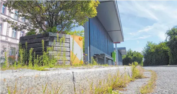  ?? FOTO: RUDI MULTER ?? Die Bushaltest­elle beim Bahnhof muss bis Anfang 2022 barrierefr­ei werden. Zu tun gibt es dafür noch einiges. Nicht nur der Bordstein stellt derzeit eine Barriere dar.