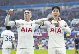  ?? EFE ?? Pedro Porro (izquierda) festeja un gol con el Tottenham.