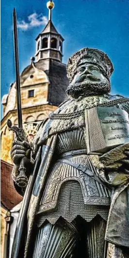  ??  ?? Das Hanfried-Denkmal auf dem Marktplatz von Jena erinnert an Johann Friedrich I. von Sachsen, dem Begründer der Universitä­t. Die Bronzefigu­r wurde anlässlich der -Jahr-Feier der Uni Jena  enthüllt. Im südthüring­ischen