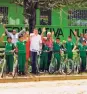  ??  ?? Niños reciben bicicletas en Montería.