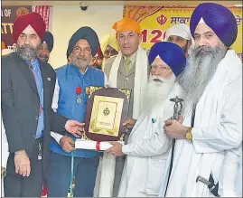  ??  ?? A British Army officer taking a selfie with NCC cadets; and (above) General JJ Singh (retd) being honoured by SGPC chief Kirpal Singh Badungar after inaugurati­on of a gallery dedicated to the martyrs who lost lives in the Saragarhi battle, in Amritsar...