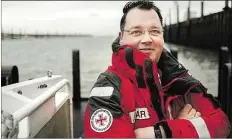  ?? BILD: TOM TAUTZ ?? Am und auf dem Wasser schlägt sein Herz: Hier hilft Carsten Ihnken am liebsten.