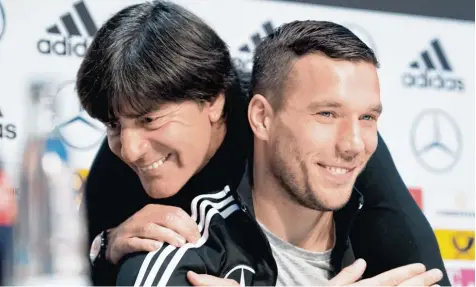  ?? Foto: dpa ?? Ein Herz und eine Seele: Für Bundestrai­ner Joachim Löw war Lukas Podolski immer ein ganz besonderer Spieler. Auf dem Spielfeld, aber noch viel mehr neben dem Platz. Denn „Poldi“hatte die Lacher meist auf seiner Seite.