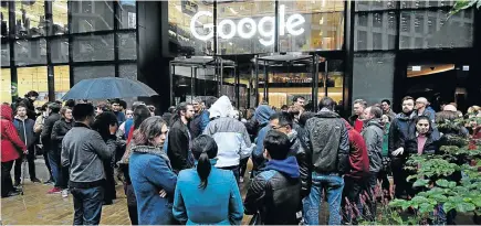  ?? Pictures: Reuters ?? Some Google workers braved the rain in London to join the global protest by company staff on Thursday.