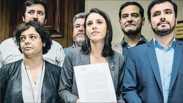  ?? DANI DUCH ?? La portavoz de Unidos Podemos, Irene Montero, acompañada por varios diputados de su grupo, al registrar ayer la moción de censura