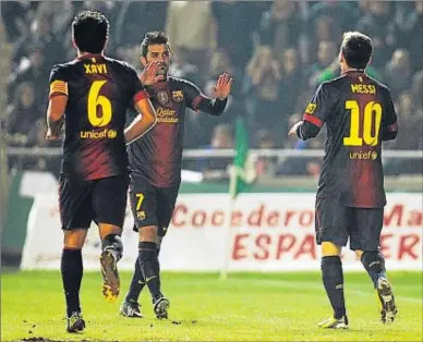  ?? CRISTINA QUICLER / AFP ?? Villa i Messi es preparen per celebrar el primer gol, en presència de Xavi