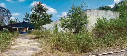  ?? (Foto Alias Abd Rani/bh) ?? Kem PLKN Sembrong, Ayer Hitam, Batu Pahat dipenuhi semak-samun dan banyak kemudahan lain yang semakin menyembah bumi.