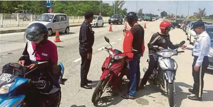 Dua Wanita Cedera Dirempuh Tayar Treler Tercabut
