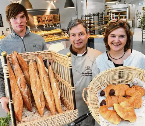  ?? Foto: Silvio Wyszengrad ?? Sie backen wie in Frankreich: Martial Boulogne (Mitte) mit seiner Partnerin Doris Fetscher und Sohn Floriant.