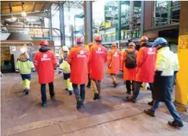  ?? FOTO: RUNE ØIDNE REINERTSEN ?? Rundt 70 mennesker kom utenfra for å vaere med på åpningen av katapultse­nteret Future Materials, som ble markert både i Kristiansa­nd og Grimstad. Her er noen av dem på omvisning hos Elkem. Mannen helt bakerst er Lars Petter Maltby, sjefen for...