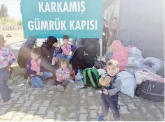  ?? Courtesy CBC News ?? Syrian refugees line up on the Turkish side of the border with Syria, waiting to return to their homes in neighbouri­ng Jarablus. —