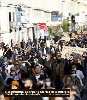  ??  ?? La manifestat­ion, qui avait été autorisée par la préfecture, s’est déroulée dans le centre-ville. (Photos Dylan Meiffret)