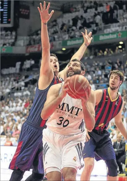  ?? VÍCTOR LERENA / EFE ?? Nachbar intenta bloquejar un llançament de Bourousis