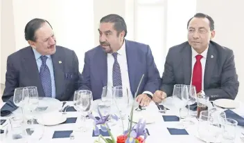  ??  ?? El Presidente Ejecutivo y del Consejo de Administra­ción de EL UNIVERSAL, Licenciado Juan Francisco Ealy, asistió a una comida del TSJCDMX. Lo acompañan en la mesa el presidente del tribunal, Álvaro Augusto Pérez Juárez, y quien será su sucesor en el cargo, Rafael Guerra Álvarez, que tomará posesión en enero próximo.