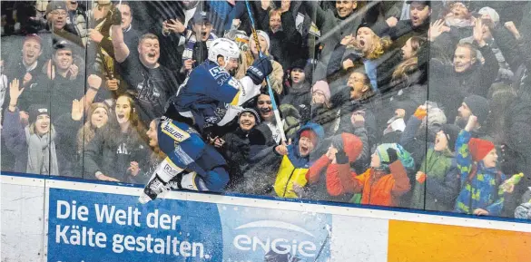  ?? FOTO: CHRISTIAN FLEMMING ?? Zur Begeisteru­ng ihrer Fans haben die EV Lindau Islanders die Pre-play-offs der Eishockey-oberliga Süd erreicht.