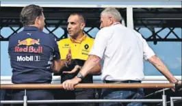  ??  ?? CONFIDENCI­AS. Abiteboul habla con Horner y Marko, de Red Bull.