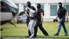  ?? Foto: Hasan Bratic, dpa ?? Ali B. wird ins Gefängnis nach Frankfurt gebracht.