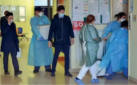  ?? (foto Ansa) ?? Allarme
Il personale dell’ospedale di Codogno, dove è stato ricoverato il 38enne colpito dal coronaviru­s
