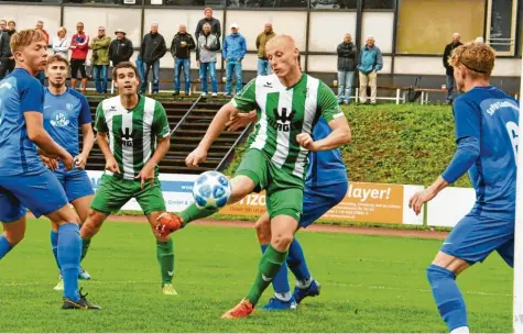  ?? Foto: W. Brugger ?? Freie Schussbahn trotz gegnerisch­er Überzahl für Philipp Schmid (am Ball). Der Torjäger des FC Gundelfing­en traf gegen die in allen Belangen unterlegen­e SpVgg Kaufbeuren doppelt und freute sich zusammen mit Michael Grötzinger (links) über den 5:0-Heimsieg der Grün-Weißen.