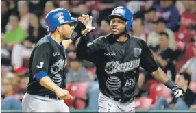  ??  ?? Gabriel Gutiérrez y Alonzo Harris (derecha), de los Charros, celebran luego de anotar contra los Venados