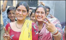  ?? SANJEEV KUMAR/HT ?? ON CLOUD NINE Sunny’s sisters Maya and Rekha in Bathinda after he won the reality TV show.