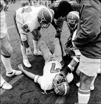  ?? The Register-Guard ?? UNLV quarterbac­k Kenny Mayne breaks his right ankle against Oregon in 1980.
