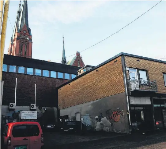  ?? FOTO: PÅL EGIL TORNHOLM ?? BYGGEPLANE­R: Skien kommune er positiv til en utbygging av Kverndalsg­ate 3B. Den indiske restaurant­en New Agra til venstre og Skien kirke bak.