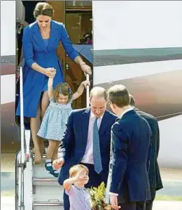  ??  ?? Ankunft in Berlin: Prinz William mit Prinz George und Herzogin Kate mit Prinzessin Charlotte, empfangen vom britischen Botschafte­r. Foto: Reuters