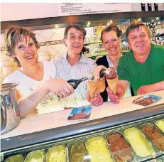  ?? FOTO: ESSER ?? Daniele da Forno (r), sein Bruder und die beiden Ehefrauen verkaufen im Winter zwar kaum Eis, dafür aber Kuchen und Snacks.