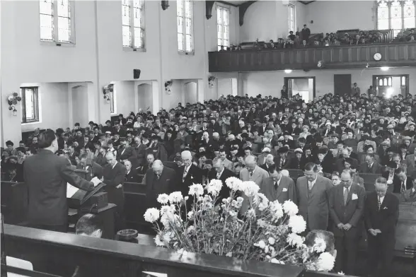  ?? COMMERCIAL APPEAL FILE PHOTOS ?? Nov. 22, 1951 - One of the largest of the city's Thanksgivi­ng Day services was this gathering of Baptists from scores of congregati­ons. Leading the prayer was Dr. J.G. Hughes, pastor of the host Union Avenue Baptist Church.