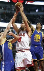  ?? NAM Y. HUH — THE ASSOCIATED PRESS ?? Chicago’s Robin Lopez, center, shoots between Golden State’s Zaza Pachulia, left, and Patrick McCaw Thursday