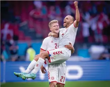  ??  ?? Andreas Cornelius løfter her Martin Braithwait­e. Sidstnaevn­te har kastet sig over ejendomsin­vesteringe­r i USA. Foto: Liselotte Sabroe/Ritzau Scanpix