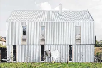  ?? FOTO: BERND MÜLLER ?? Unspektaku­lär und doch ungewöhnli­ch durch die Wellblechf­assade: Zum „Haus des Jahres“hat die Jury diesen Neubau des Architekte­n Guntram Jankowski in Olching gekürt.